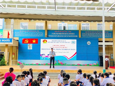 🌷🌷 CHƯƠNG TRÌNH CÙNG EM VỮNG BƯỚC - ĐỘI EM SỬ DỤNG MẠNG XÃ HỘI AN TOÀN🌷🌷 🌷 Sáng ngày 5/5/2025, Liên đội Tiểu học Nguyễn Khuyến tổ chức chương trình Cùng em vững bước - Đội em sử dụng mạng xã hội an toàn cho các bạn Đội viên, học sinh. Thông qua buổi sinh hoạt, giúp các em hiểu rõ hơn về lợi ích hoặc tác hại khi sử dụng Internet, các việc nên làm khi tham gia không gian mạng hiện nay nhằm giáo dục cho các em những kĩ năng cần thiết trong cuộc sống 🌷Trao giải Hội thi Em kể chuyện Bác Hồ cho các lớp đã có những tiết mục đặc sắc và ý nghĩa. 🌷 Trong buổi lễ, thầy Khưu Trọng Đan - Hiệu trưởng nhà trường đã trao cờ thi đua cho các lớp xuất sắc trong tuần vừa qua và nhắc nhở 1 số điều cần lưu ý trong tuần 🌷🌷 Sau đây là một số hình ảnh của buổi lễ 🌷🌷